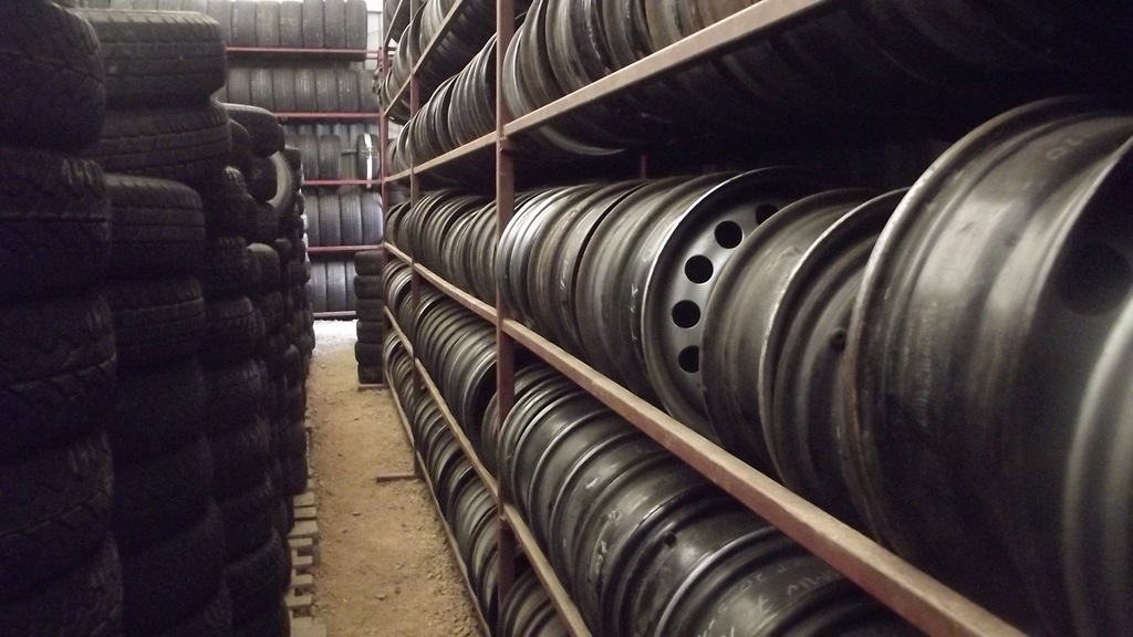 GEBRAUCHTE REIFEN 215/60R17 C GOODYEAR MONTAGE W-WA Product image