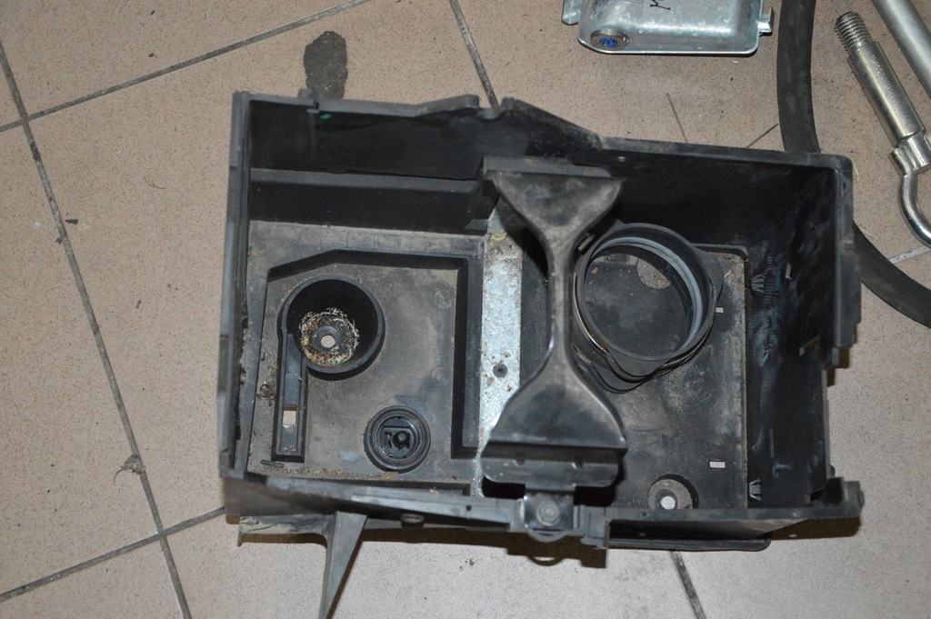 Volvo v50 Ford Focus II Batteriegehäuse Product image