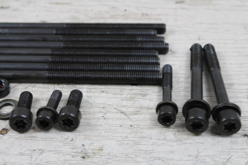 BMW R1200 RT K26 BOLZEN ZYLINDERKOPFBOLZEN LINKS RECHTS Product image