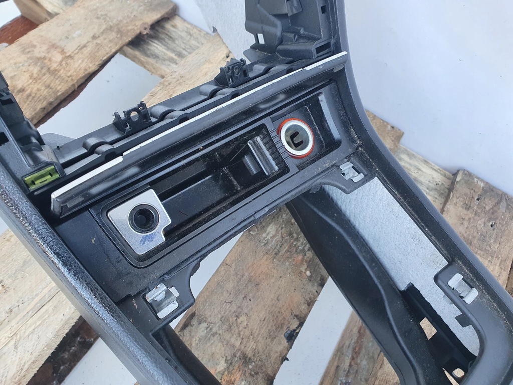 VW Passat B6 COMBI MITTELARMLEHNE ROLLO Product image