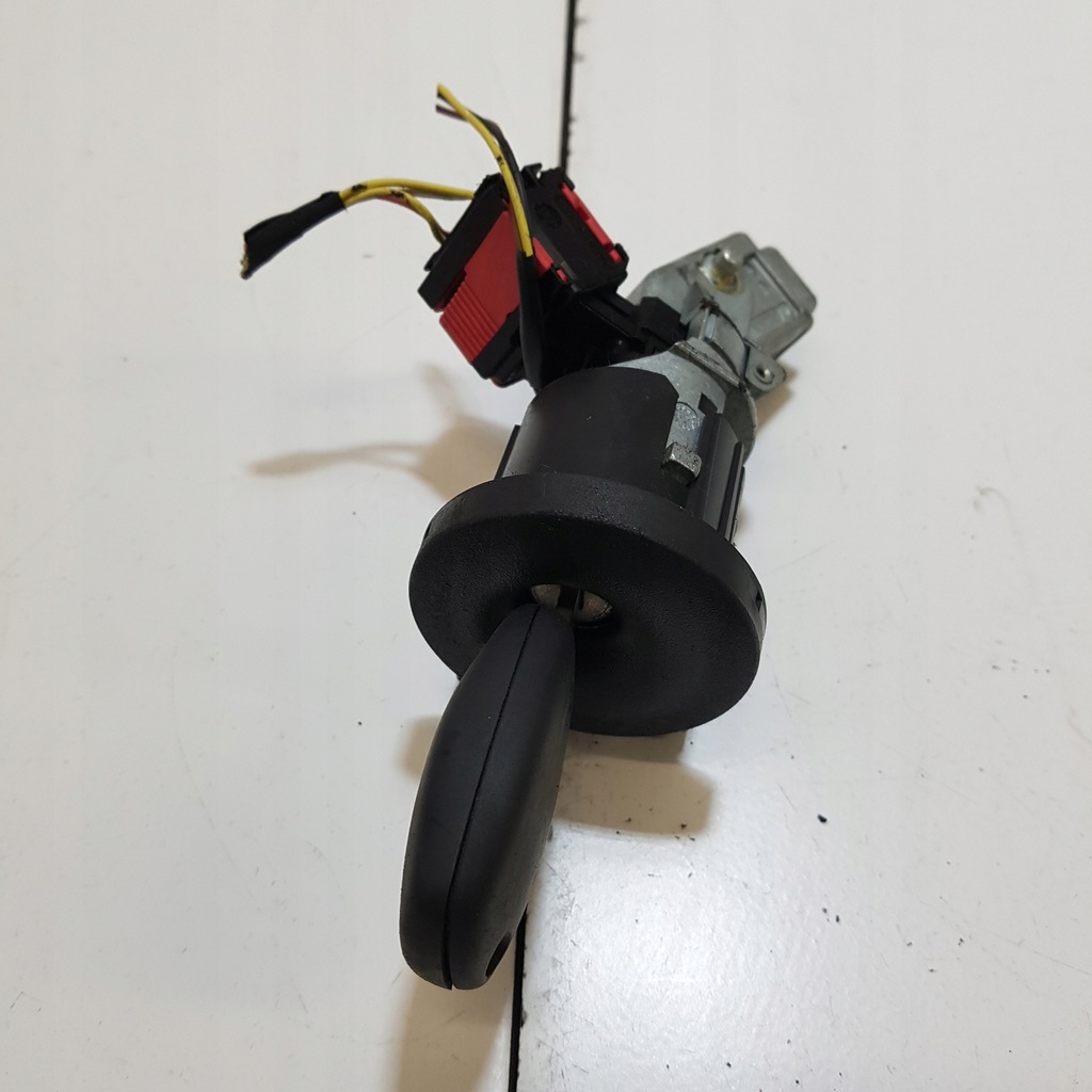 Zündung mit dem Schlüssel zum Renault Clio 3 N0502060A02 8200214173D -Schlüssel Product image
