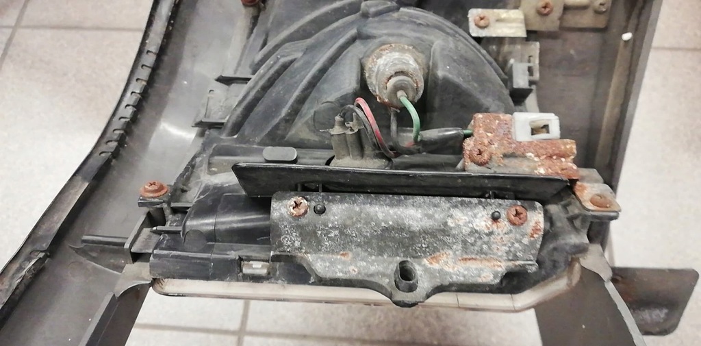 MAZDA E2200 Blinkerlampenrahmen, vorne rechts Product image