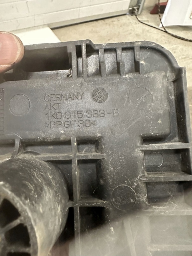 VW Touran und Wohnungsbasis der Batterie 1K0915333b Product image