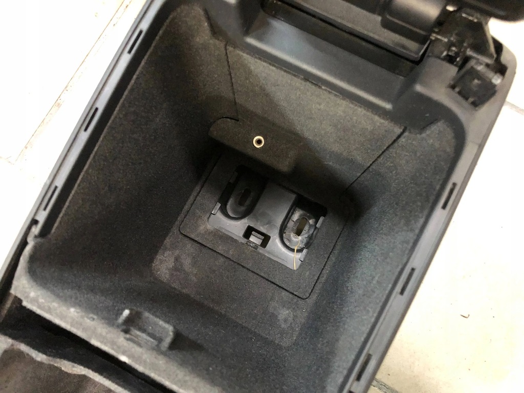 VOLVO S40 V50 ARMLEHNE MITTELTUNNEL 30755375 Product image