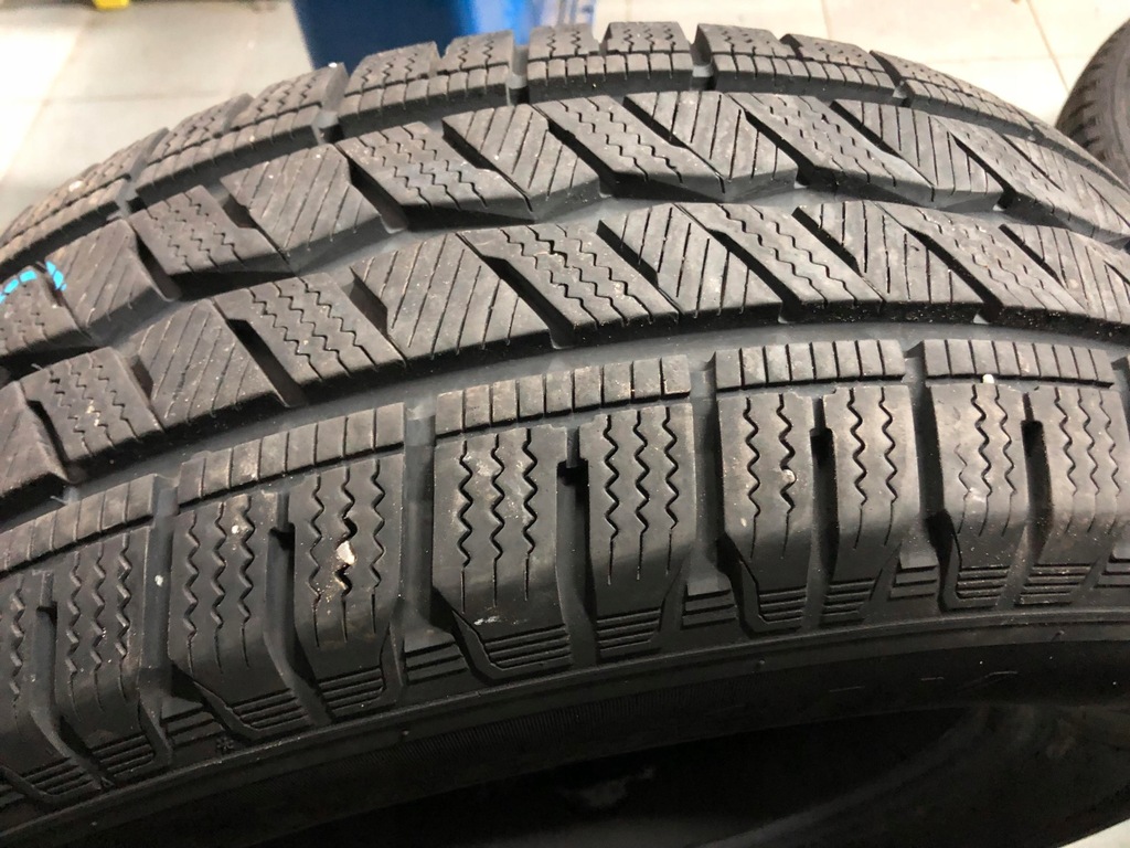 HANKOOK INTERICEPT LV REIFEN 235/65 R16 C 8mm 2020 Product image