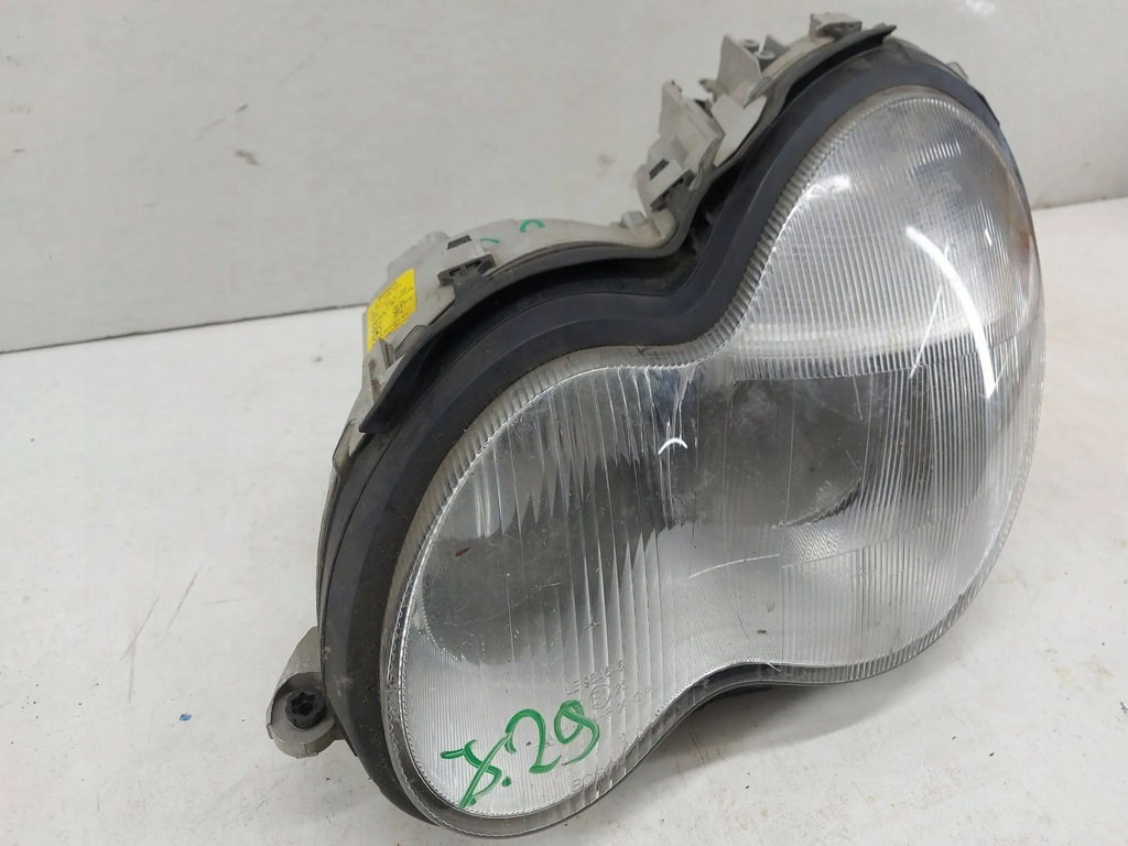 Mercedes-Benz C-Klasse 203 W203 linker Frontscheinwerfer-Frontreflektor Product image