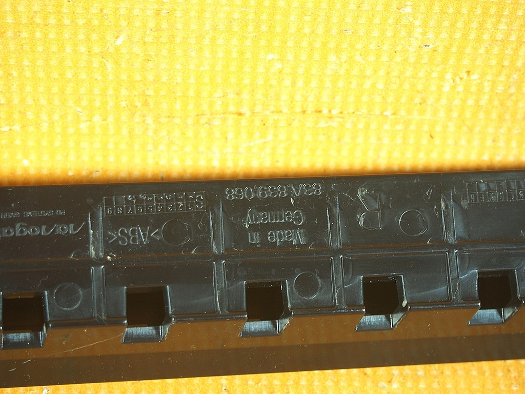Audi Q3 83A 17KM Türfensterführung hinten RECHTS 83a839068 Product image