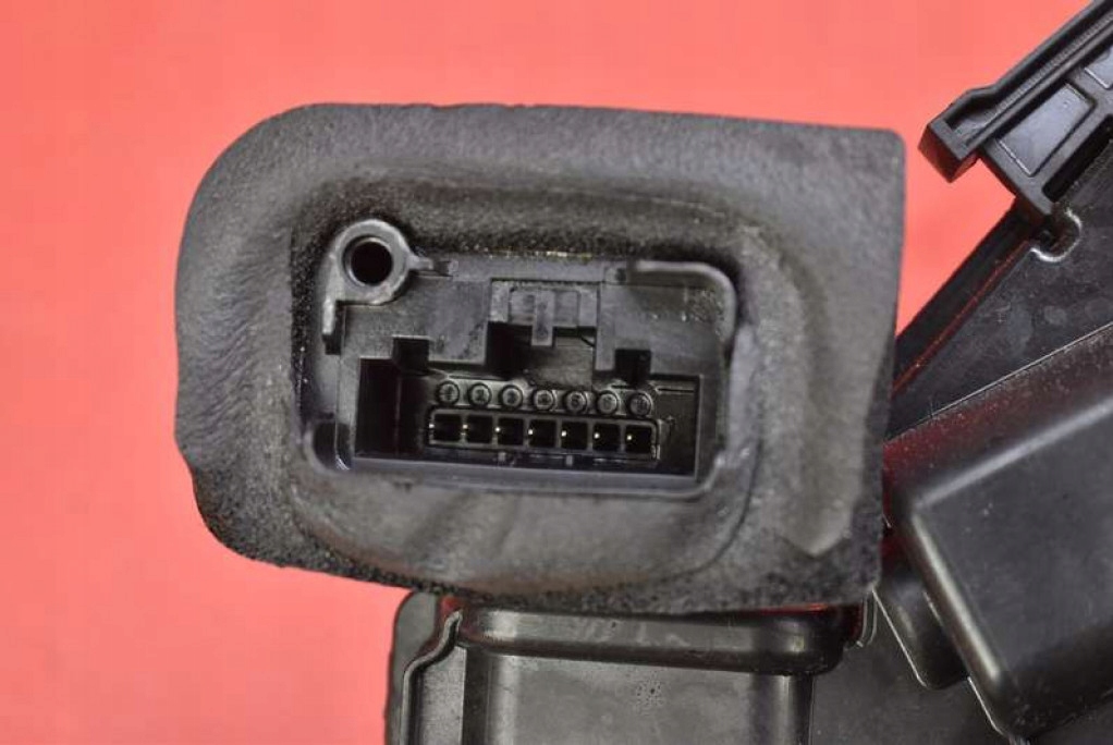 ZAMEK DRZWI LEWY TYŁ TYLNY 5E0839015 SKODA RAPID HB 12-17 Product image