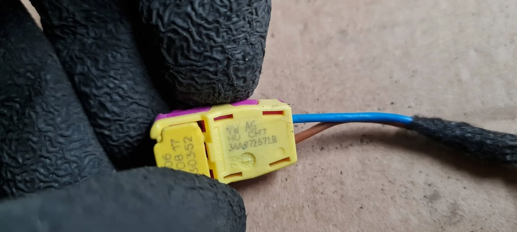 A5 8W AIRBAG-CUBE-STECKER 3AA972571B A4 B9 8W A5 Q5 80A Product image