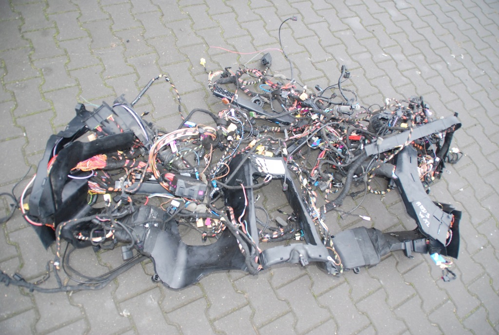 KABELBAUM, HAUPTEINBAU, MITTE DES MOTORRAUMS, AUDI A8 D3 6.0 W12 Product image