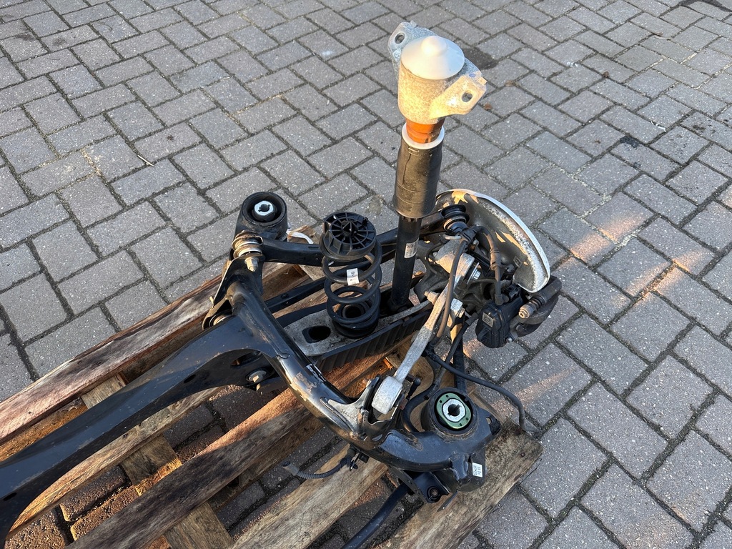 Audi A4 B9 A5 F5 8W Hinterradaufhängung Kompletter Rückstrahl Product image
