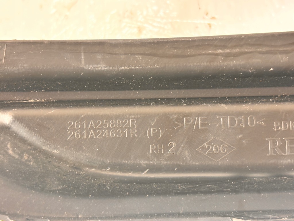 RENAULT MEGANE III LIFT – STOßSTANGENGRILL LINKS 261A32193R RECHTS 261A25882R Product image