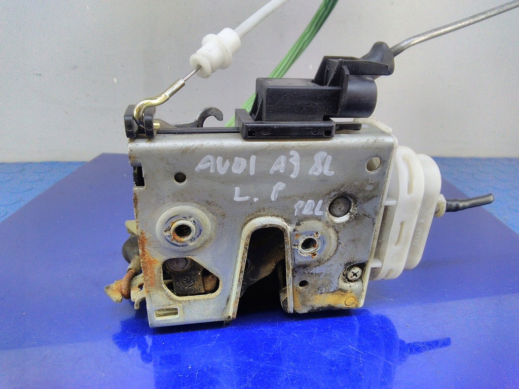 AUDI A3 8L TÜRSCHLOSS LINKS VORNE 8L1837015 Product image