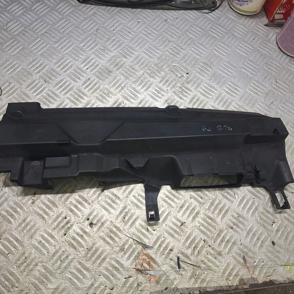 Peugeot 308 T9 LIFT vorderer Luftabweiser Product image