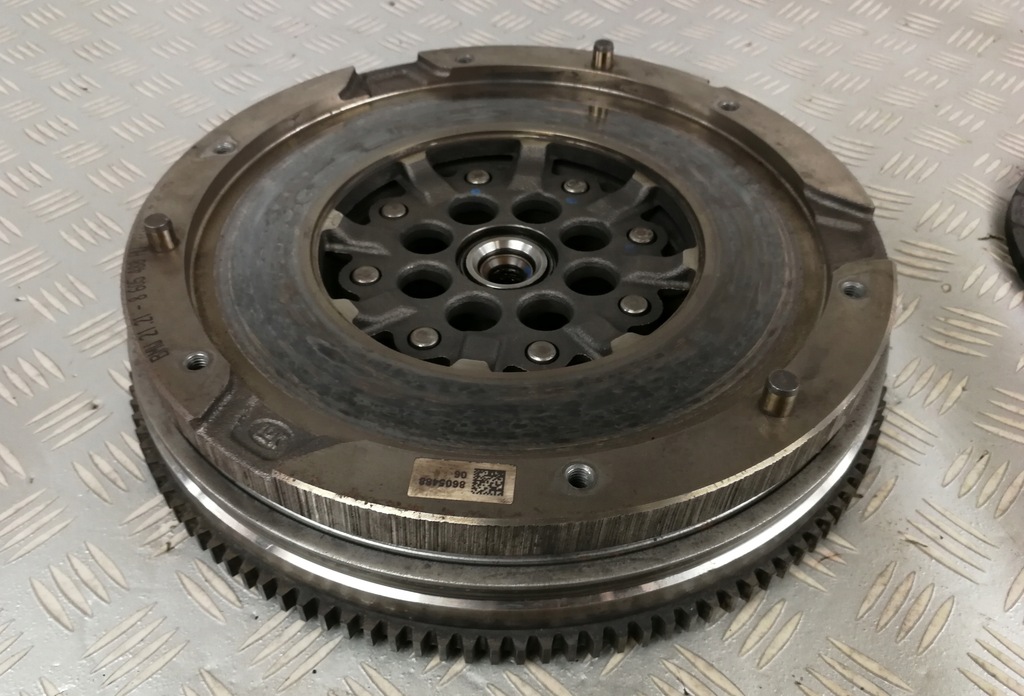 7614326 7614327 Kupplungsdruckplatte Zweimassenschwungrad BMW F20 F21 F22 1,5 T Product image