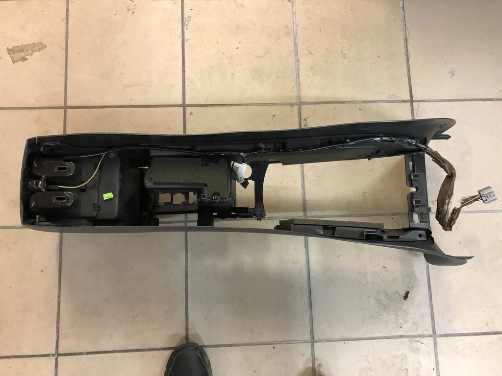 VOLVO S40 V50 ARMLEHNE MITTELTUNNEL 30755375 Product image