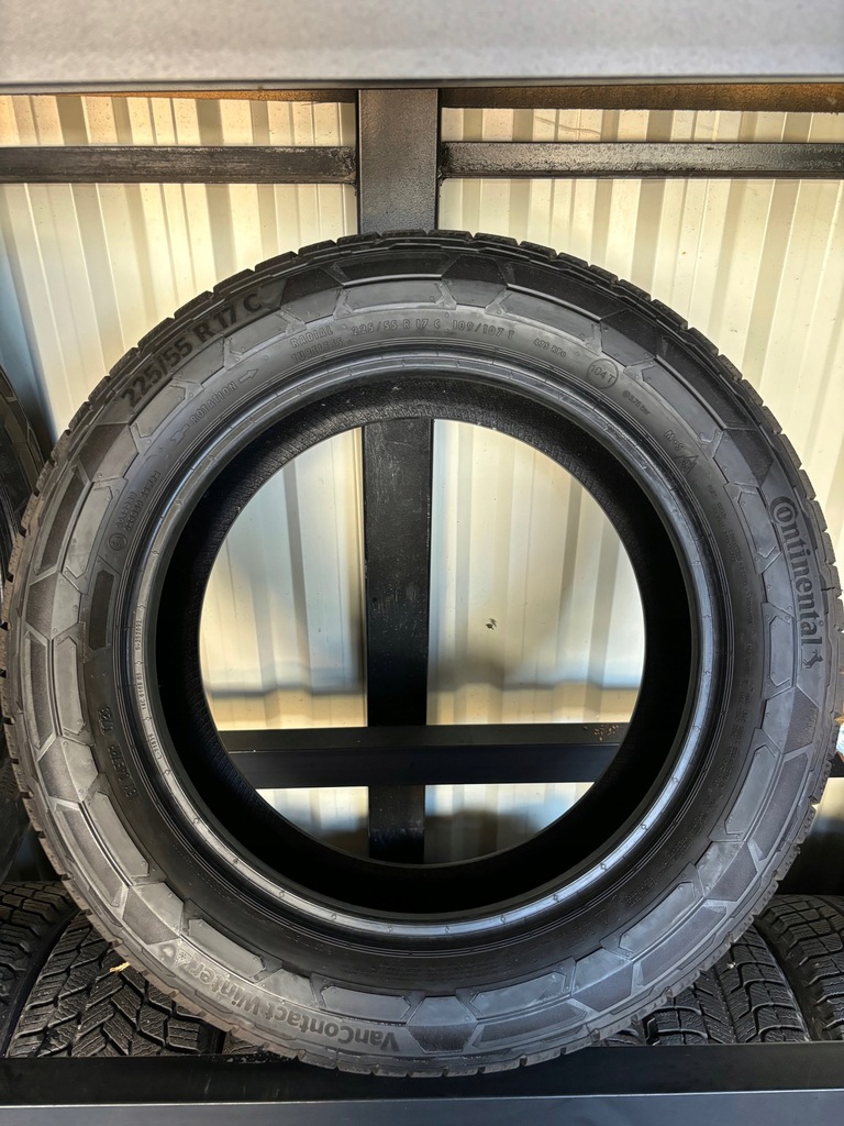 2x Continental Winterreifen 225/55R17C 6mm, sehr guter Zustand, 2022. Product image