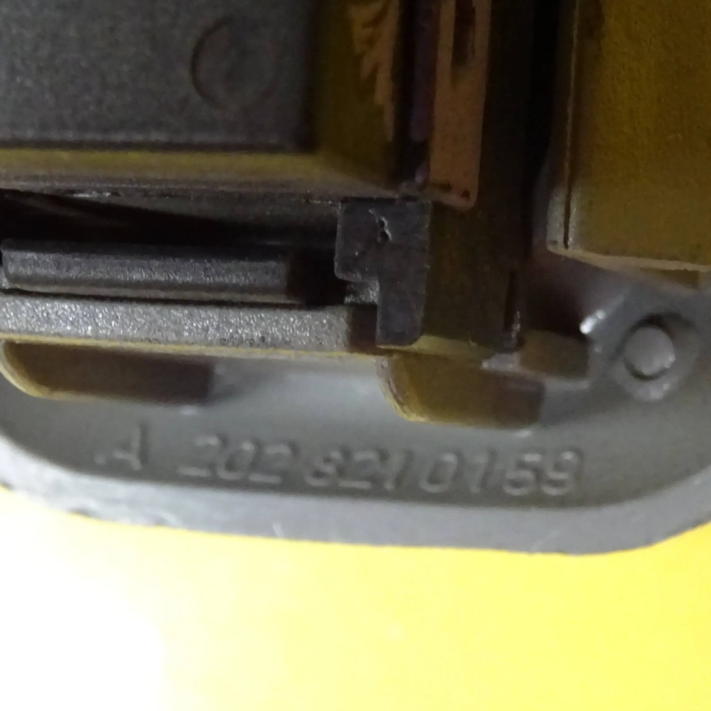 SCHALTER FENSTERBLECH HINTEN LINKS MERCEDES-BENZ C W202 A2028210159 NR1041 Product image