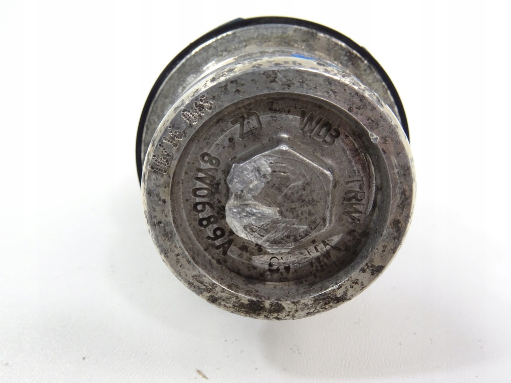 AUDI A4 B9 LINKER QUERLENKERSTIFT 8W0689A Product image