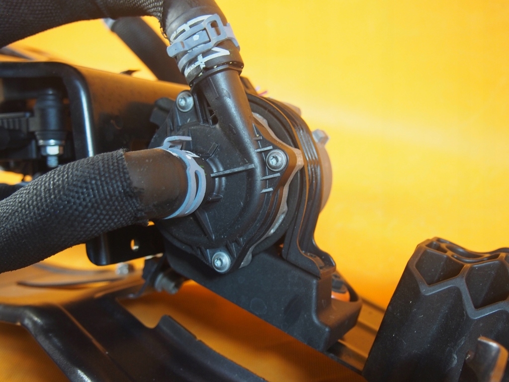 Audi E-Tron Wasserpumpenschläuche Halterung 4ke965567b 27KM Product image