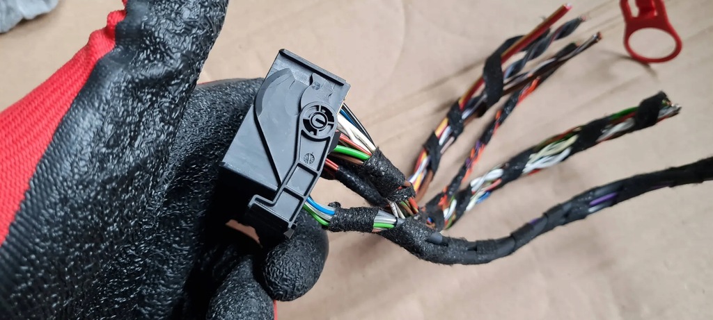 A5 8W FUNKANSCHLUSSSTECKER 8X0035444 Q5 Q3 A6 A4 B9 Q3 Q7 4M Product image
