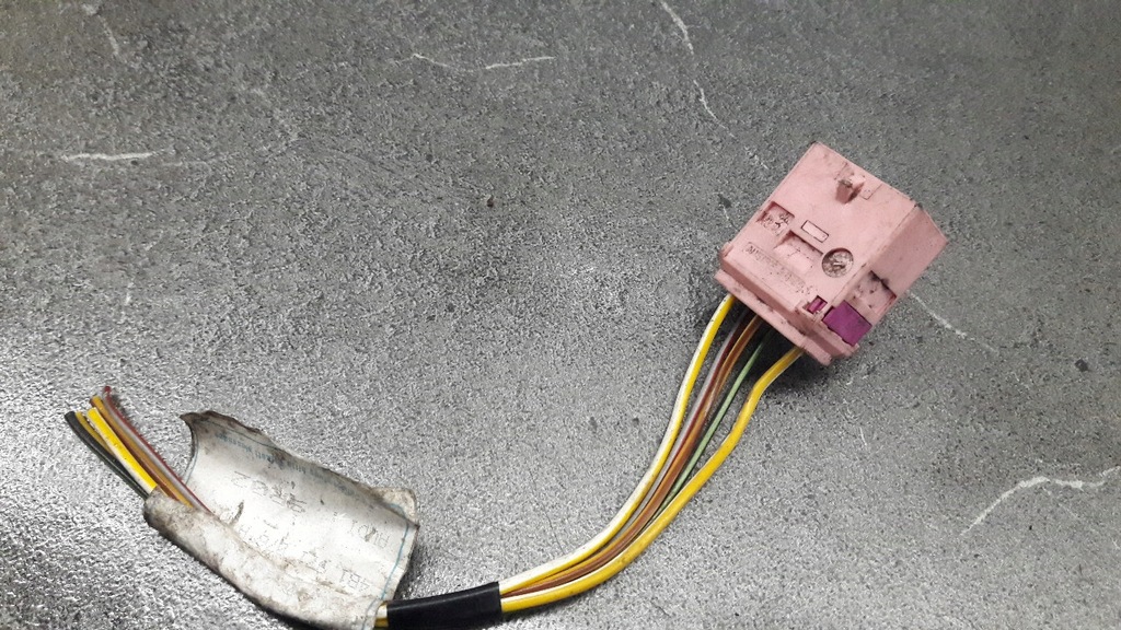 1J0937741 Cube Plug Product image