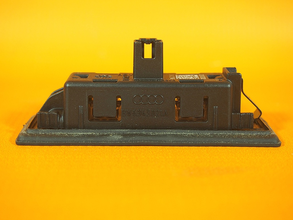 Audi Q3 83A Kennzeichenleuchten 8w6943021a Product image