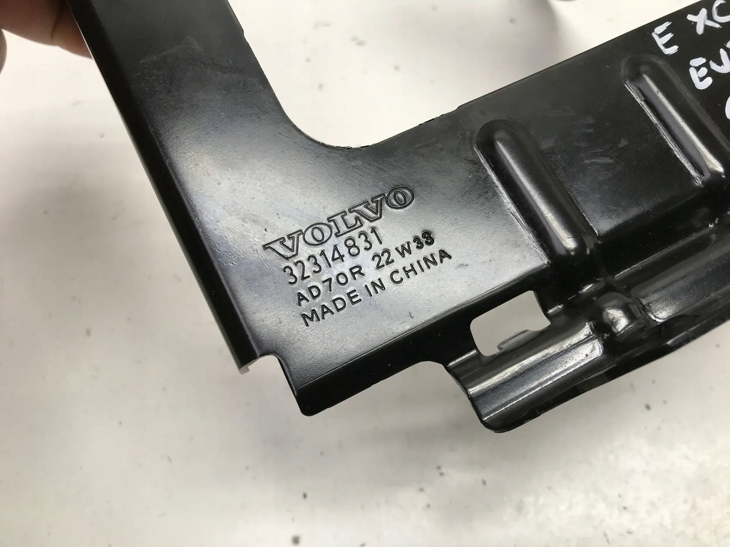 VOLVO XC40 LADEGRIFFHALTERUNG BATTERIEBASIS 32314831 Product image