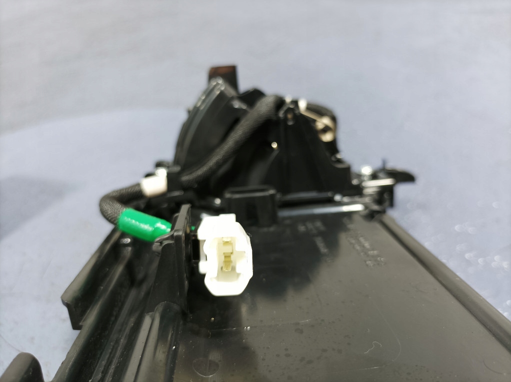 Lexus UX 250H Speicherfach leichter 2 Pin 58813-76010 Product image