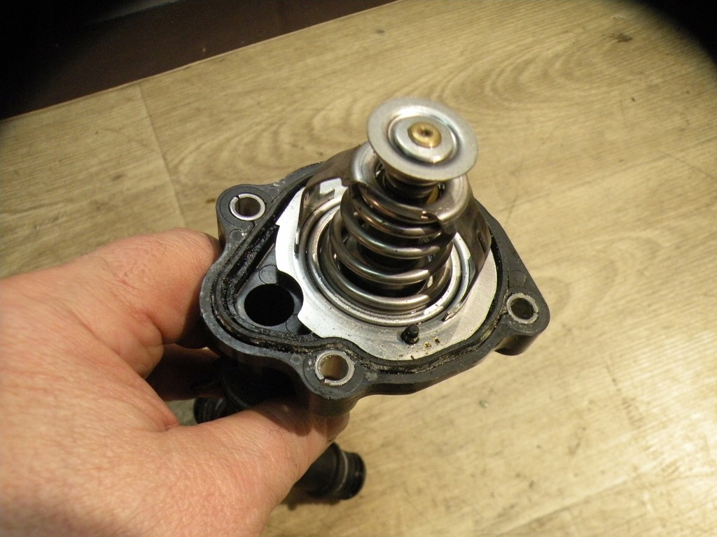 Volvo S40 II V50 C30 Ford Cmax Focus 1.8 2.0 Thermostat WIE NEU Product image