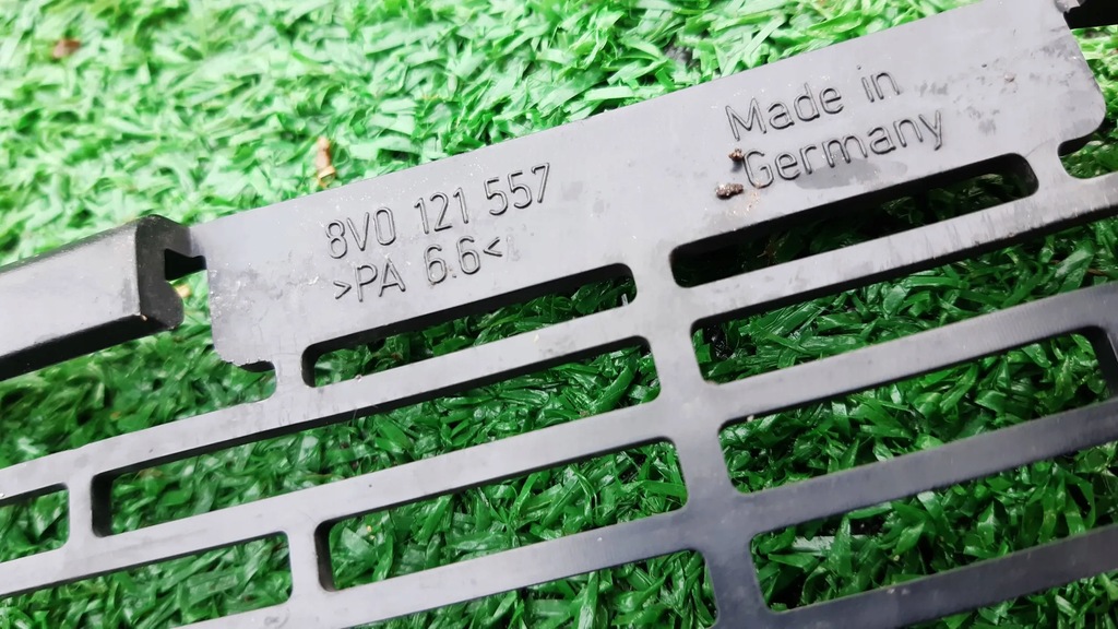 Audi A3 RS3 8V Original Kühlergrillabdeckung 8V0121557 Product image