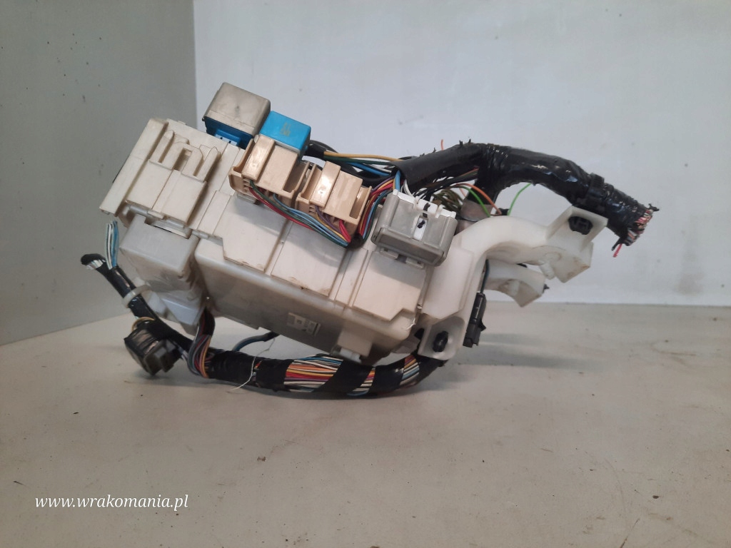 TOYOTA YARIS II 2 SICHERUNGSKASTEN 82730-52700 1KR-FE Product image