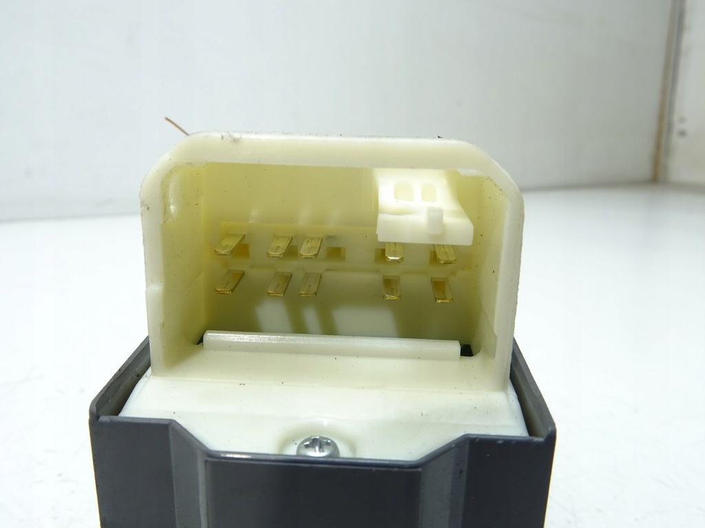 FENSTERSCHALTER TOYOTA COROLLA E18 192832 13-19 Limousine/Limousine Product image