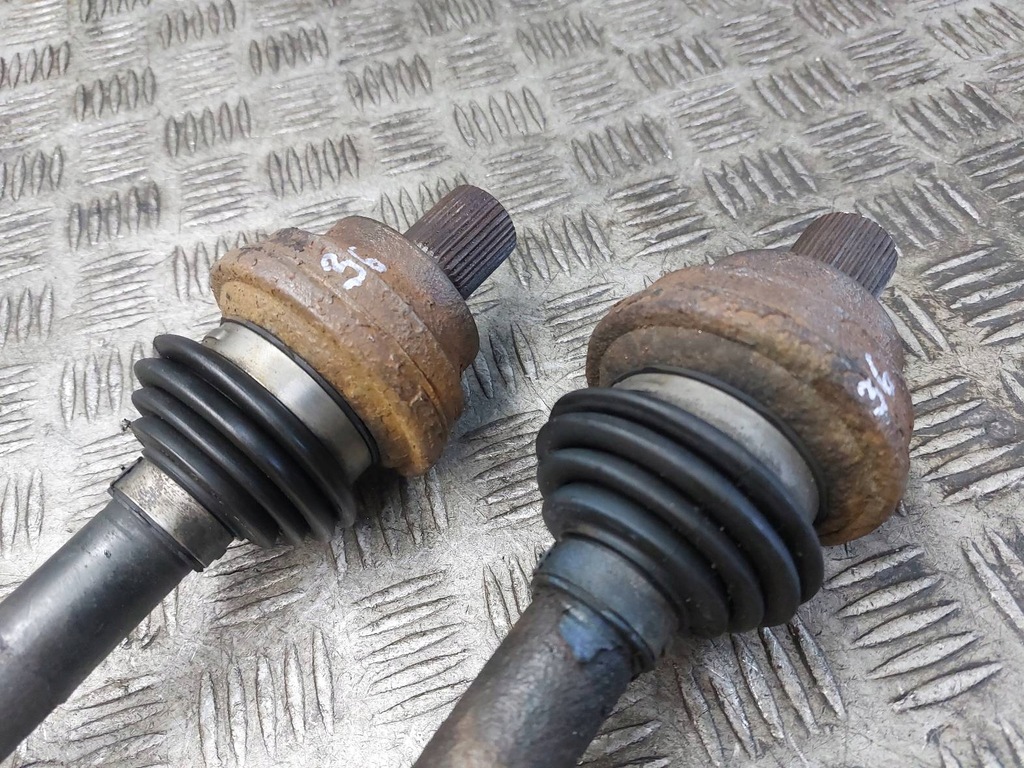 HALBWELLE LINKS + RECHTS HINTEN AUDI A3 8P 2.0 TDI QUATTRO Product image