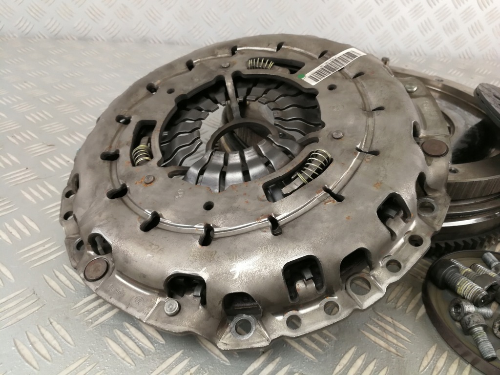 7614326 7614327 Kupplungsdruckplatte Zweimassenschwungrad BMW F20 F21 F22 1,5 T Product image