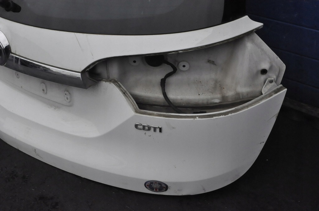 OPEL INSIGNIA EIN HECKKOFFERHEBER Product image