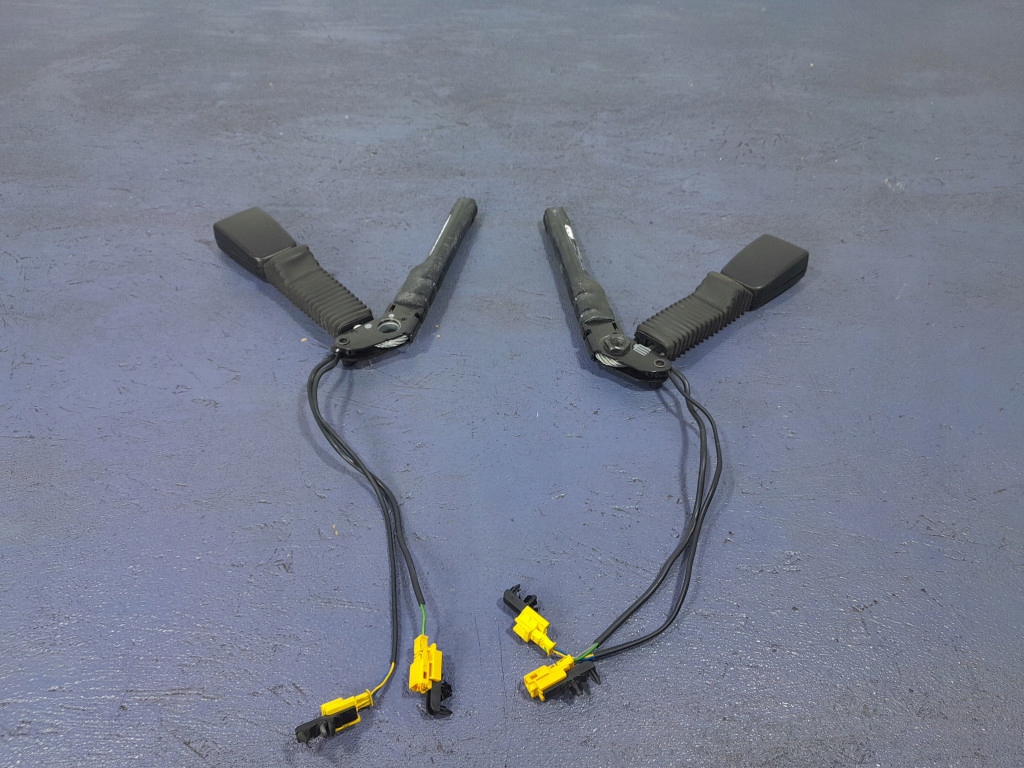 MERCEDES R W251 Armaturenbrett, Kissen, Gurtstraffer Product image