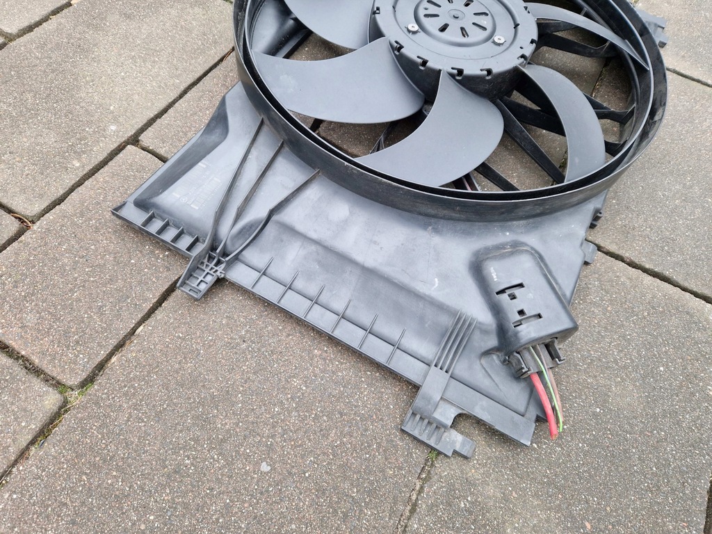 C-Class W203 Ein weiteres Gehäuse mit Fan 400W A2035001593 A2035400688 2006 Product image