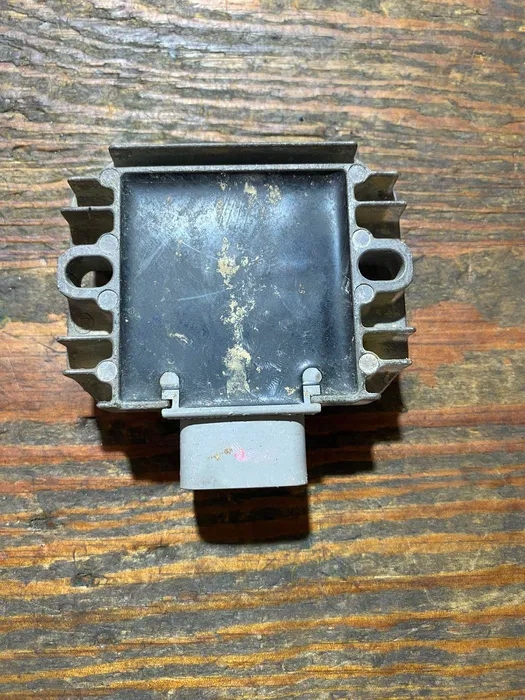 Spannungsregler Suzuki LTR 450 R 06-11 LTZ 400 R 09-18 LTF 250 06-09 Product image