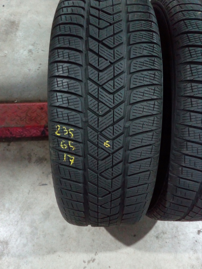 2 STÜCK. 235/65R17 PIRELLI SCORPION WINTER 6MM!! 2022R. Product image