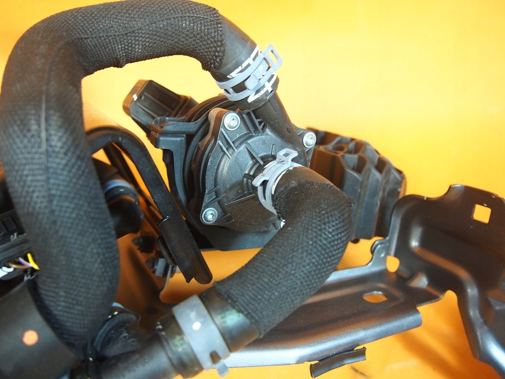 Audi E-Tron Wasserpumpenschläuche Halterung 4ke965567b 27KM Product image