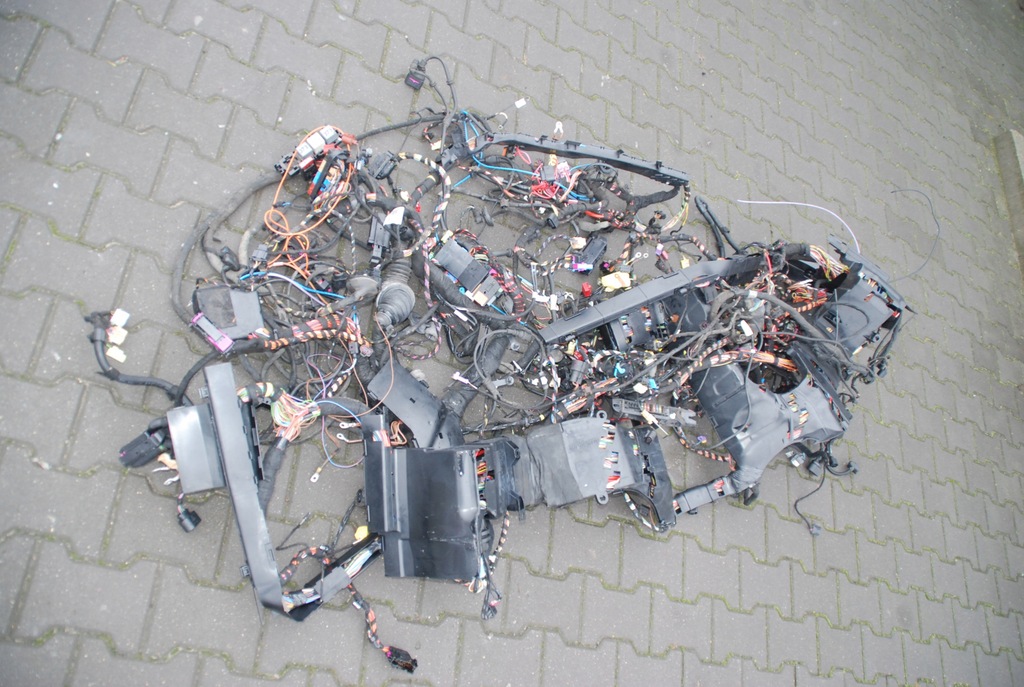 KABELBAUM, HAUPTEINBAU, MITTE DES MOTORRAUMS, AUDI A8 D3 6.0 W12 Product image