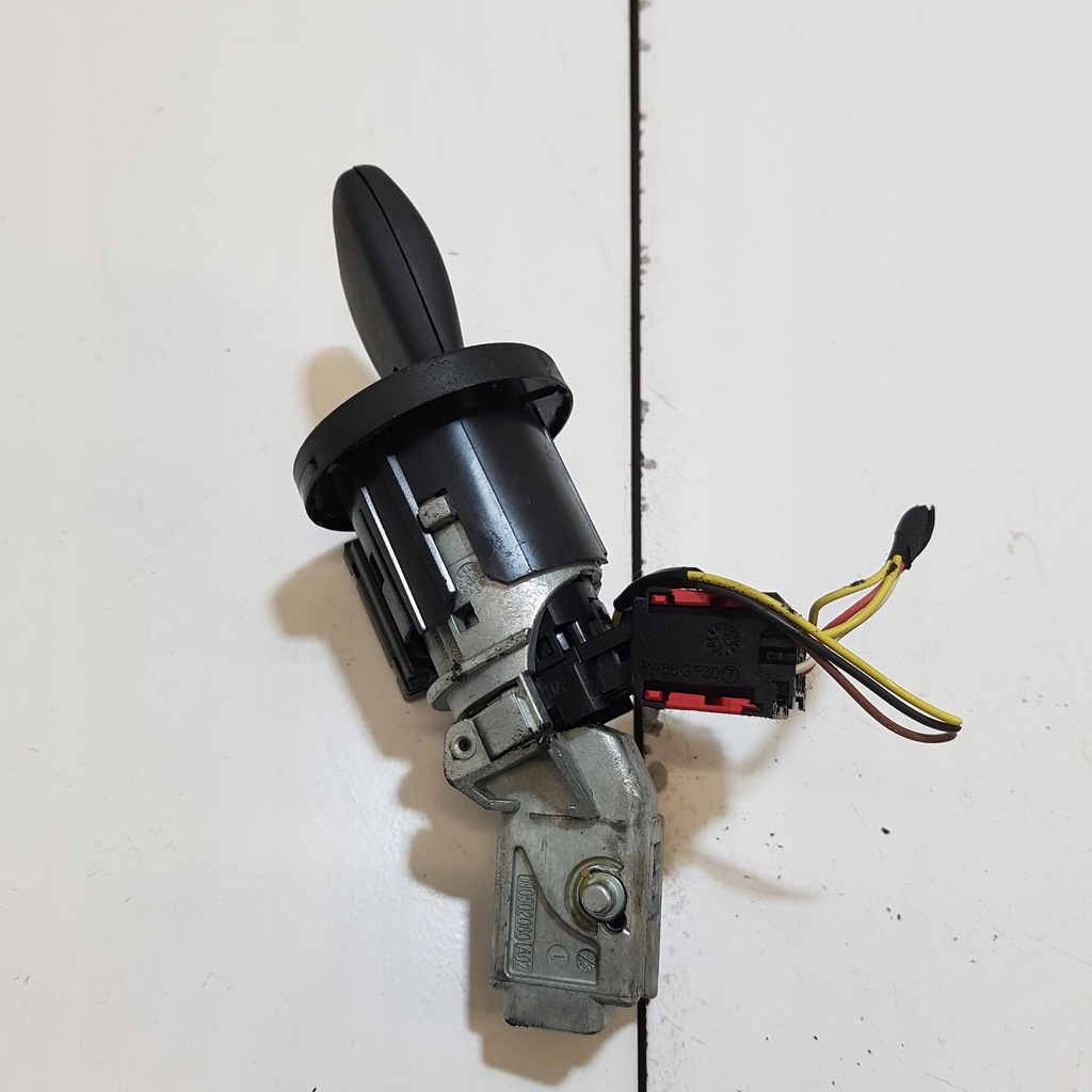 Zündung mit dem Schlüssel zum Renault Clio 3 N0502060A02 8200214173D -Schlüssel Product image
