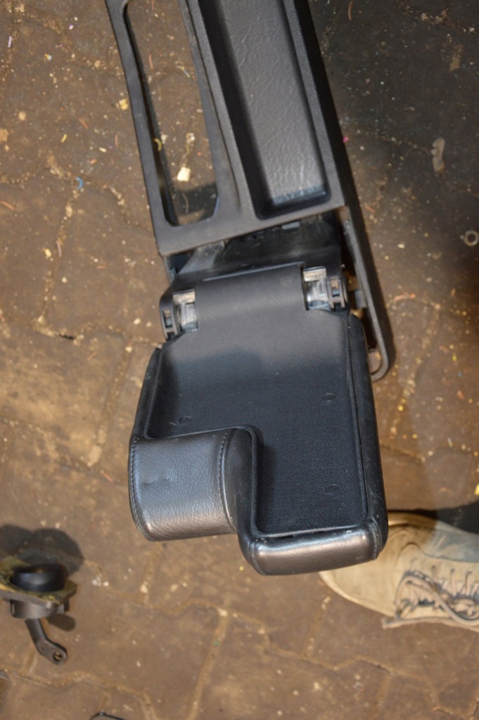 BMW E36 LIFT Kombi Armlehne, schwarzes Leder Product image