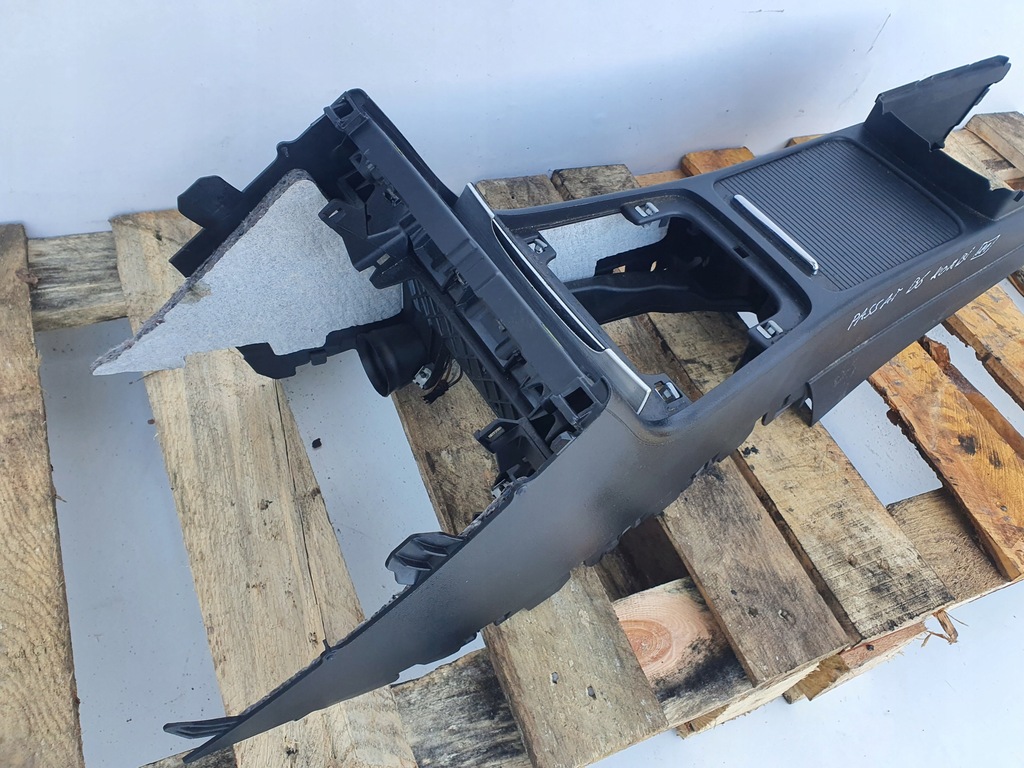 VW Passat B6 COMBI MITTELARMLEHNE ROLLO Product image