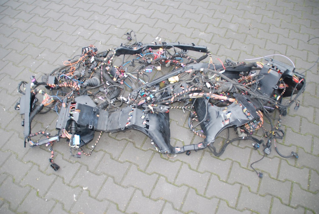 KABELBAUM, HAUPTEINBAU, MITTE DES MOTORRAUMS, AUDI A8 D3 6.0 W12 Product image
