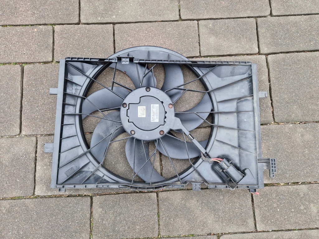 C-Class W203 Ein weiteres Gehäuse mit Fan 400W A2035001593 A2035400688 2006 Product image