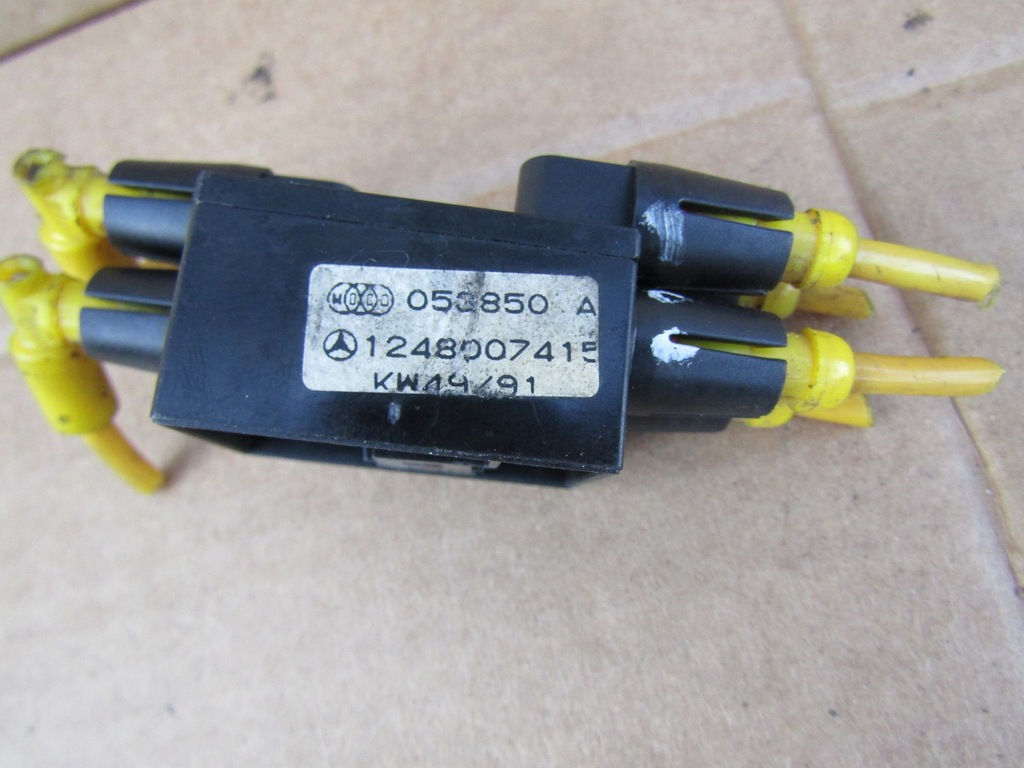 +E5 MERCEDES W124 W202 ZENTRALVERRIEGELUNG PUMPENADAPTER ANSCHLUSSVERTEILER Product image