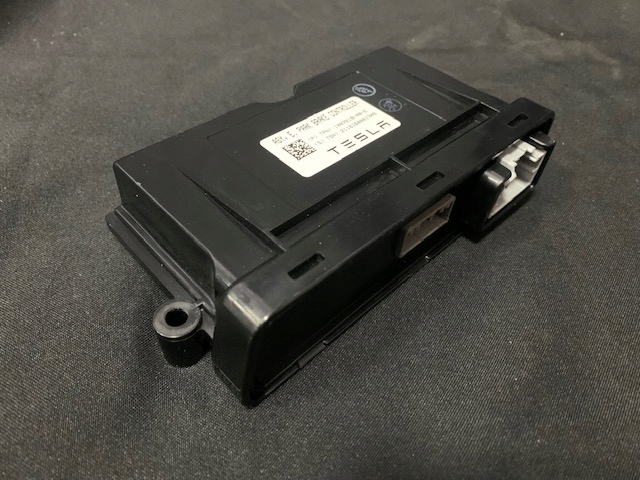 Tesla S X Feststellbremsen-Steuergerät ECU 1007618-00-E Product image