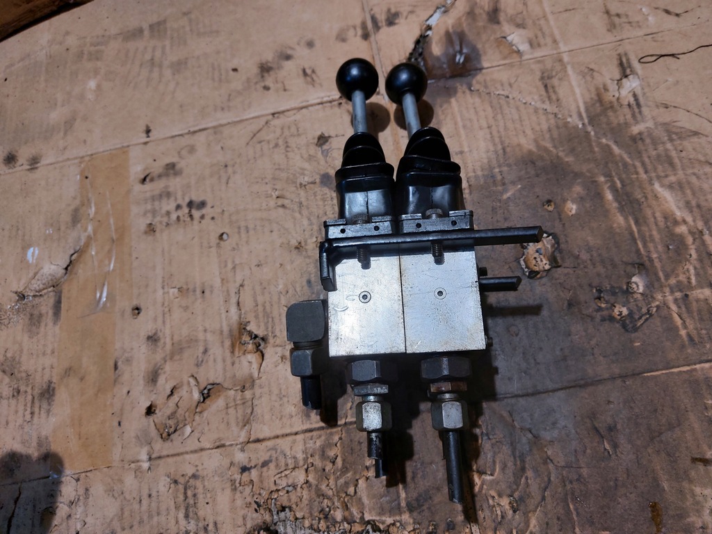 HYDRAULISCHER VERTEILER, 2-TEILIGER GABELSTAPLER Product image